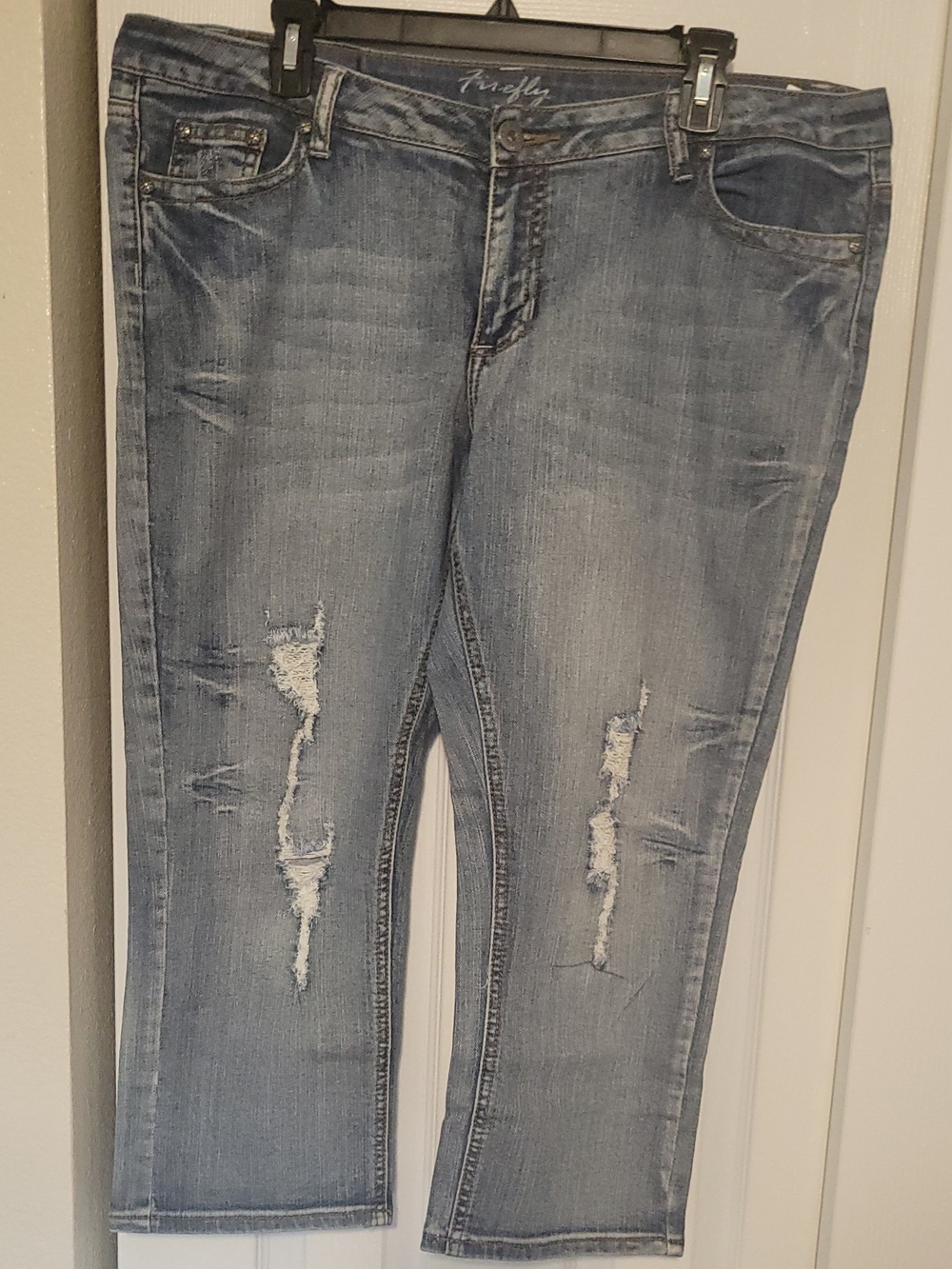 Women's Distressed Light Blue Jean Capri's With Jewel Embelishments Sz 14/16